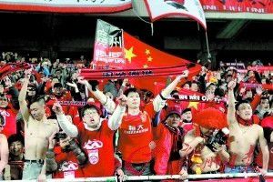 三)强大的音乐音乐听上去就是情感本身因此它能够穿越一切障碍进入人的精神，《沉默》里唯一成功的交流途径是巴赫的音乐，巴赫音乐类似宗教音乐，它简洁而严整，弥合了理性与情感的缝隙，极富力量地感召人们的心灵。